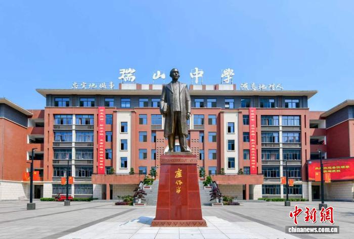 在实时数据分析，提供深度赛事洞察。方面，极速电竞提供贴心周到的支持。 - 极速电竞